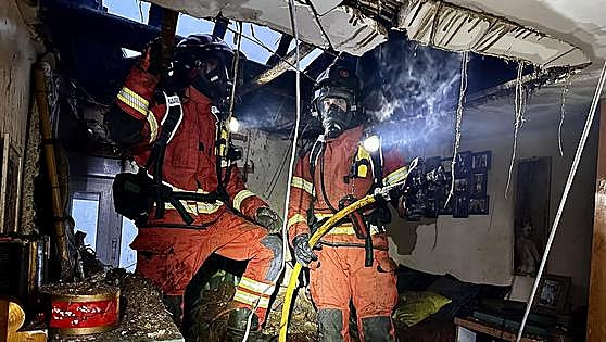 Los bomberos intervienen un incendio en Cea