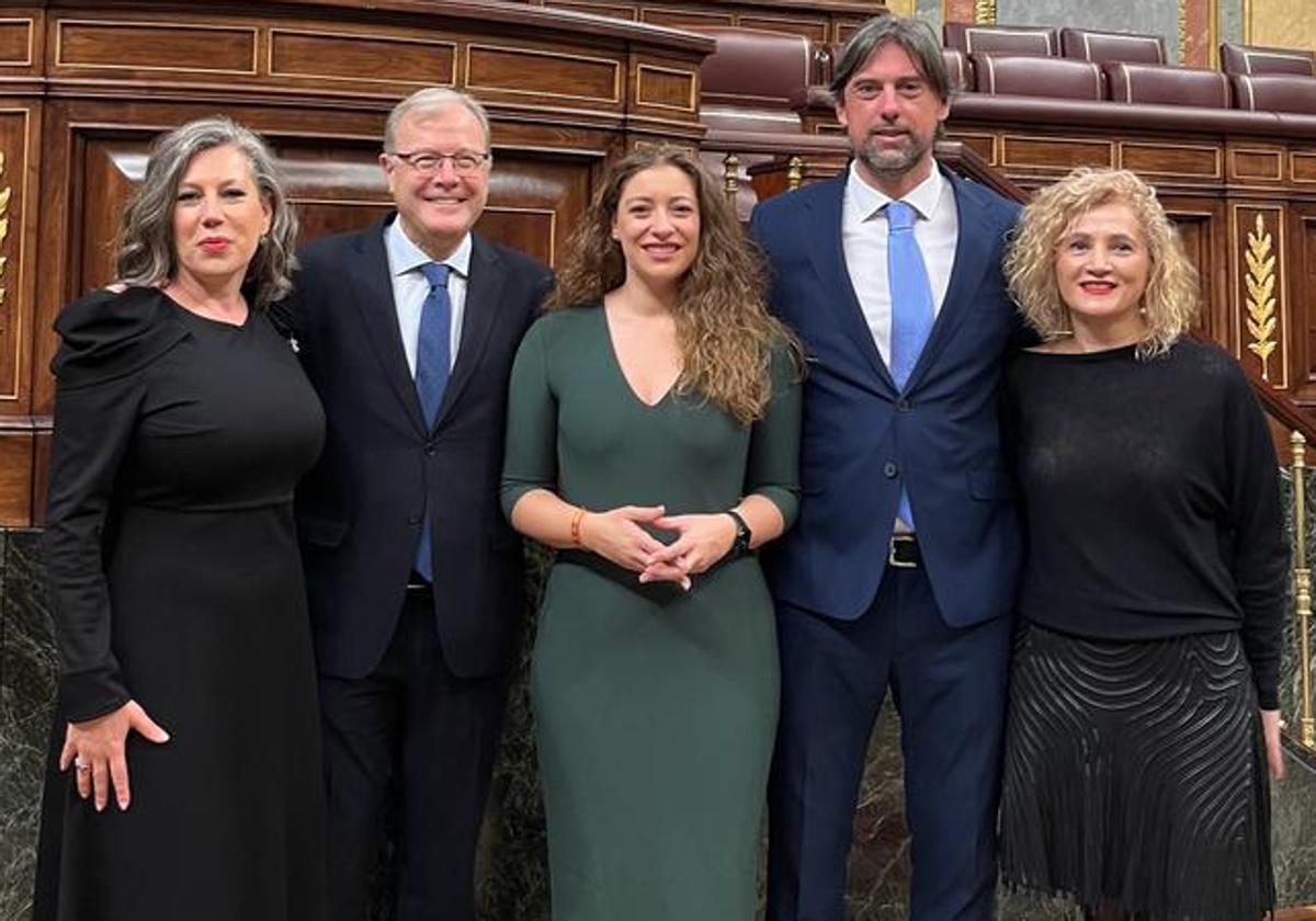 Los diferentes miembros del PP posan en el Senado.