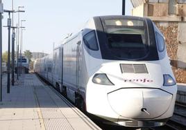 Un tren Alvia de Renfe en Ponferrada.