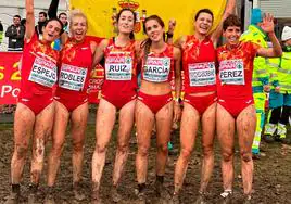 La leonesa Marta García, en el centro, junto al resto del equipo español, celebra la medalla de plata en el Europeo de Cross.