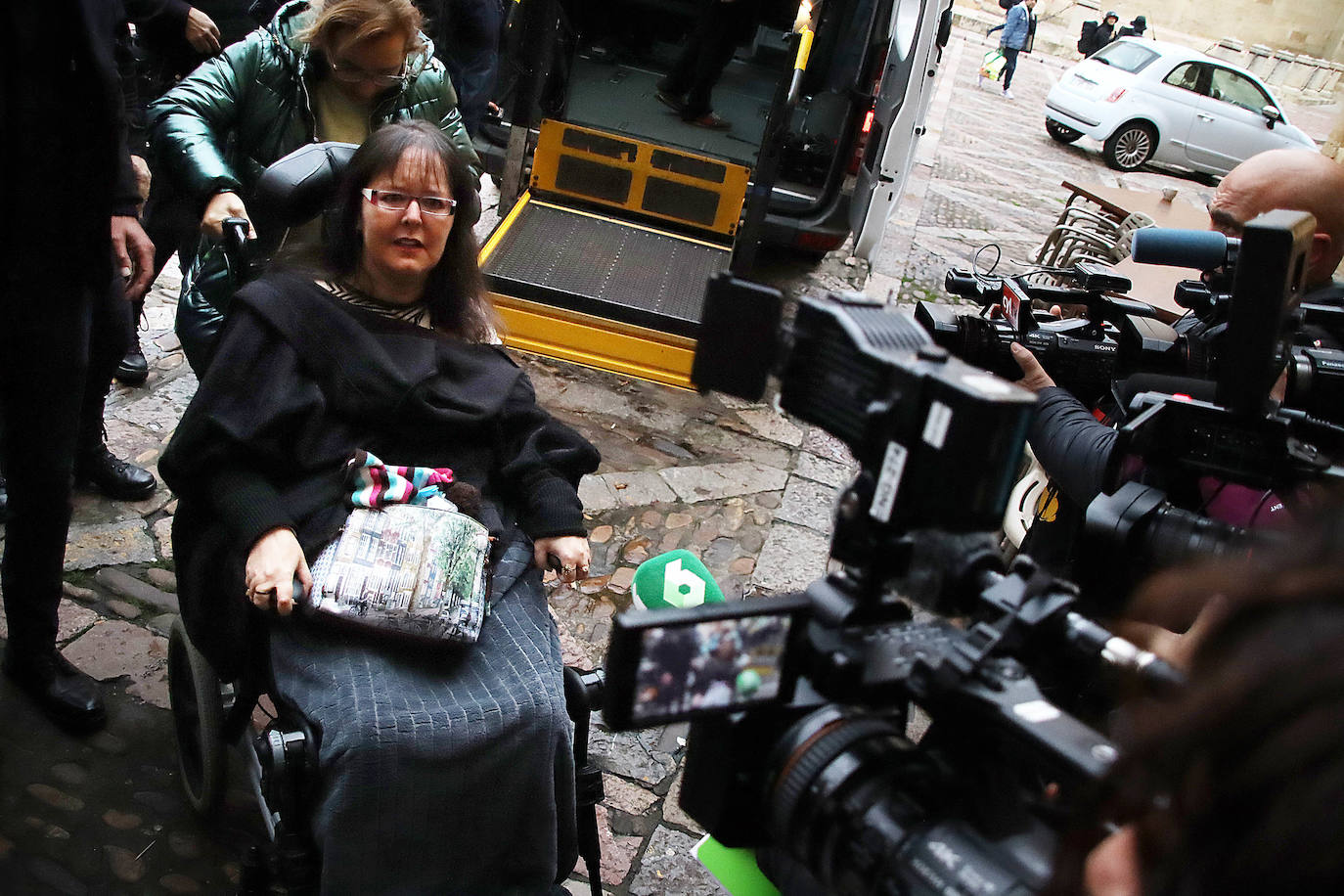 Llegada de la víctima, Raquel Díaz, a la Audiencia Provincial