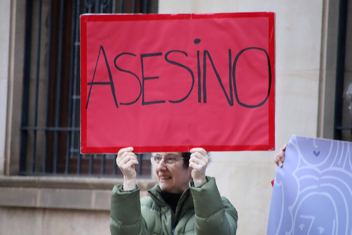 Distintos colectivos feministas se manifestaron a la llegada del acusado Pedro Muñoz a la Audiencia Provincial