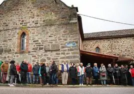 Vecinos de La Magdalena se concentran ante la iglesia en protesta por la actitud del cura párroco.