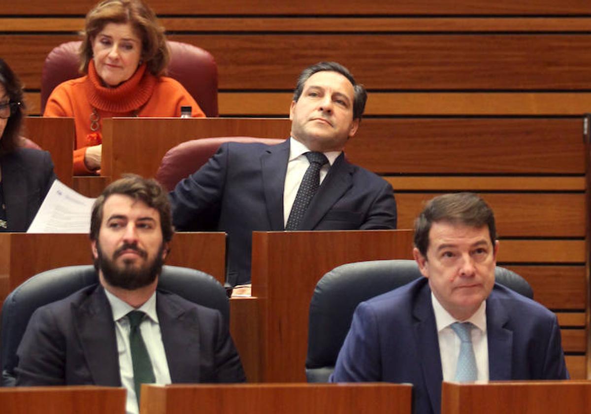 El presidente de la Junta, Alfonso Fernández Mañueco, y el vicepresidente, Juan García Gallardo, durante el Pleno de las Cortes.