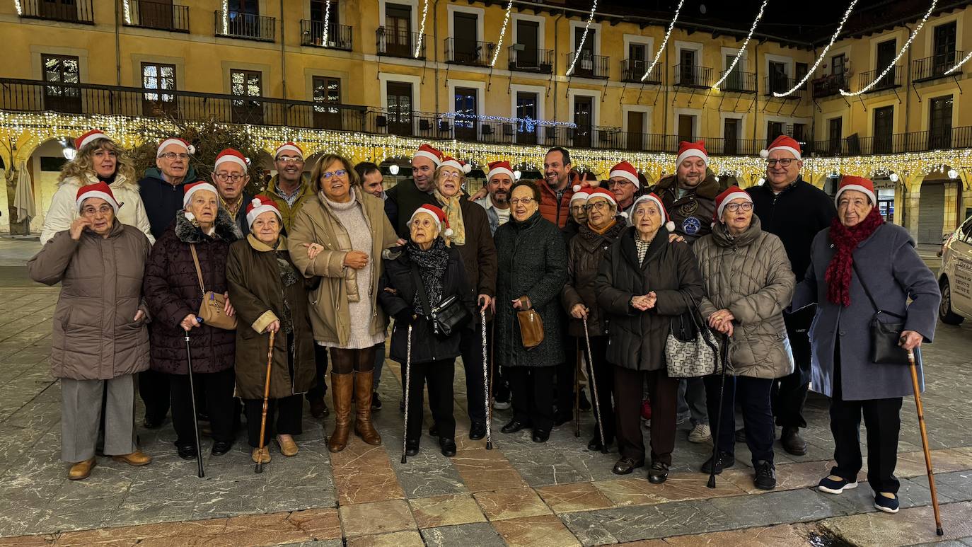 Participantes en la iniciativa cantan un Villancico en la capital.