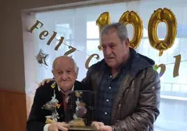 Ignacio González recibe la placa conmemorativa en honor a sus cien años.
