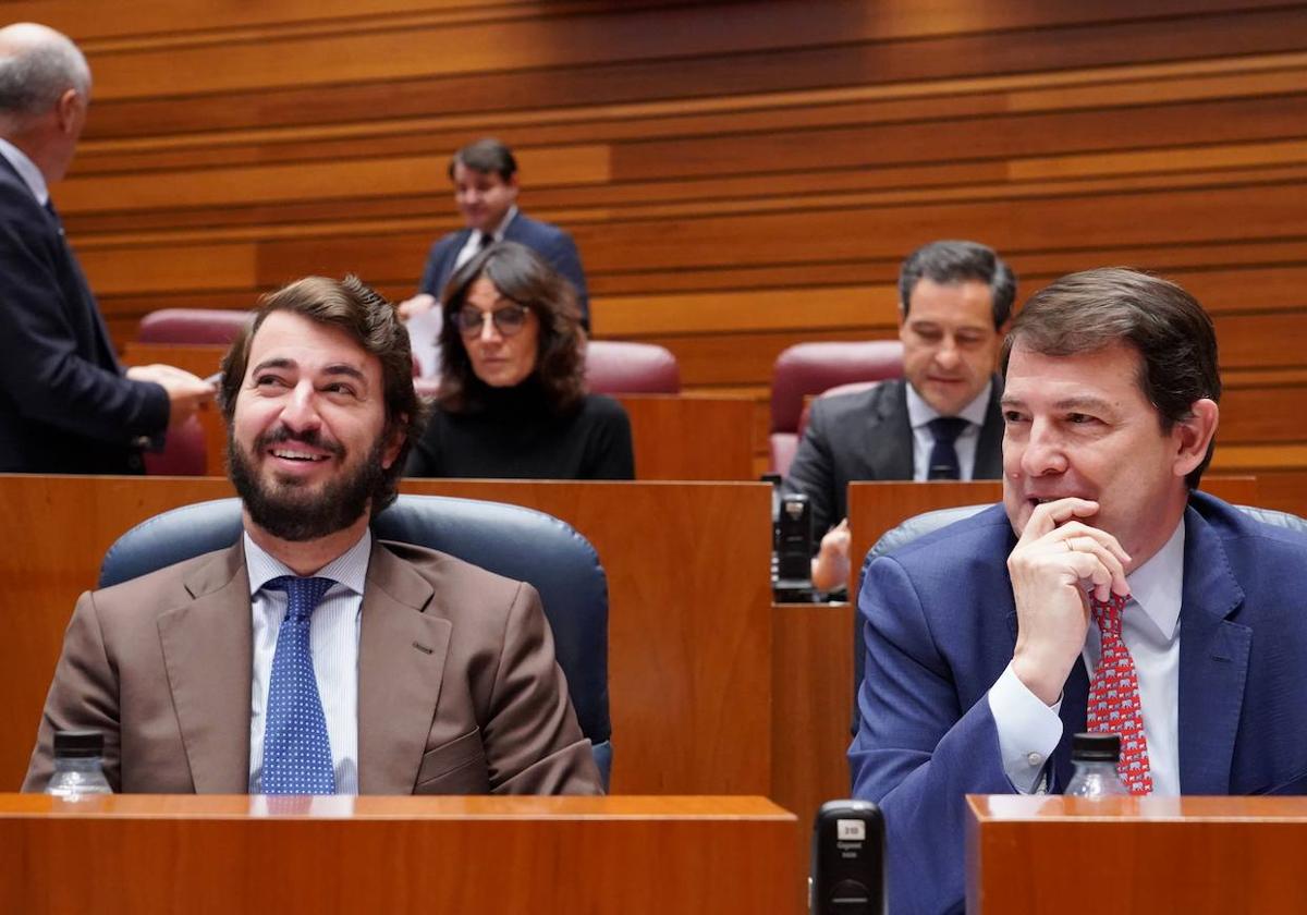 El presidente de la Junta, Alfonso Fernández Mañueco, y el vicepresidente, Juan García Gallardo, durante el Pleno de las Cortes de Castilla y León.