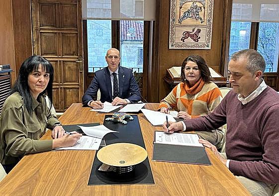 Renovación de convenio de bomberos entre el alcalde de León, José Antonio Diez, y la alcaldesa de San Andrés del Rabanedo, Ana María Fernández.
