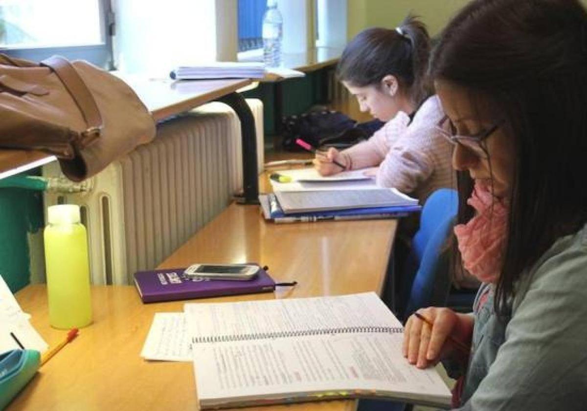 Alumnos en proceso de formación en aulas del centro.