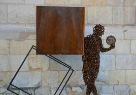 Obra del escultor Amancio González situada en la fachada de la Diputación Provincial de León.