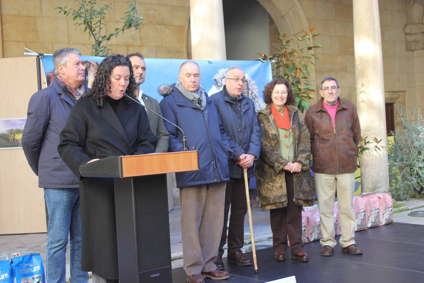 Representantes de diferentes instituciones entregan trofeos a los premiados.