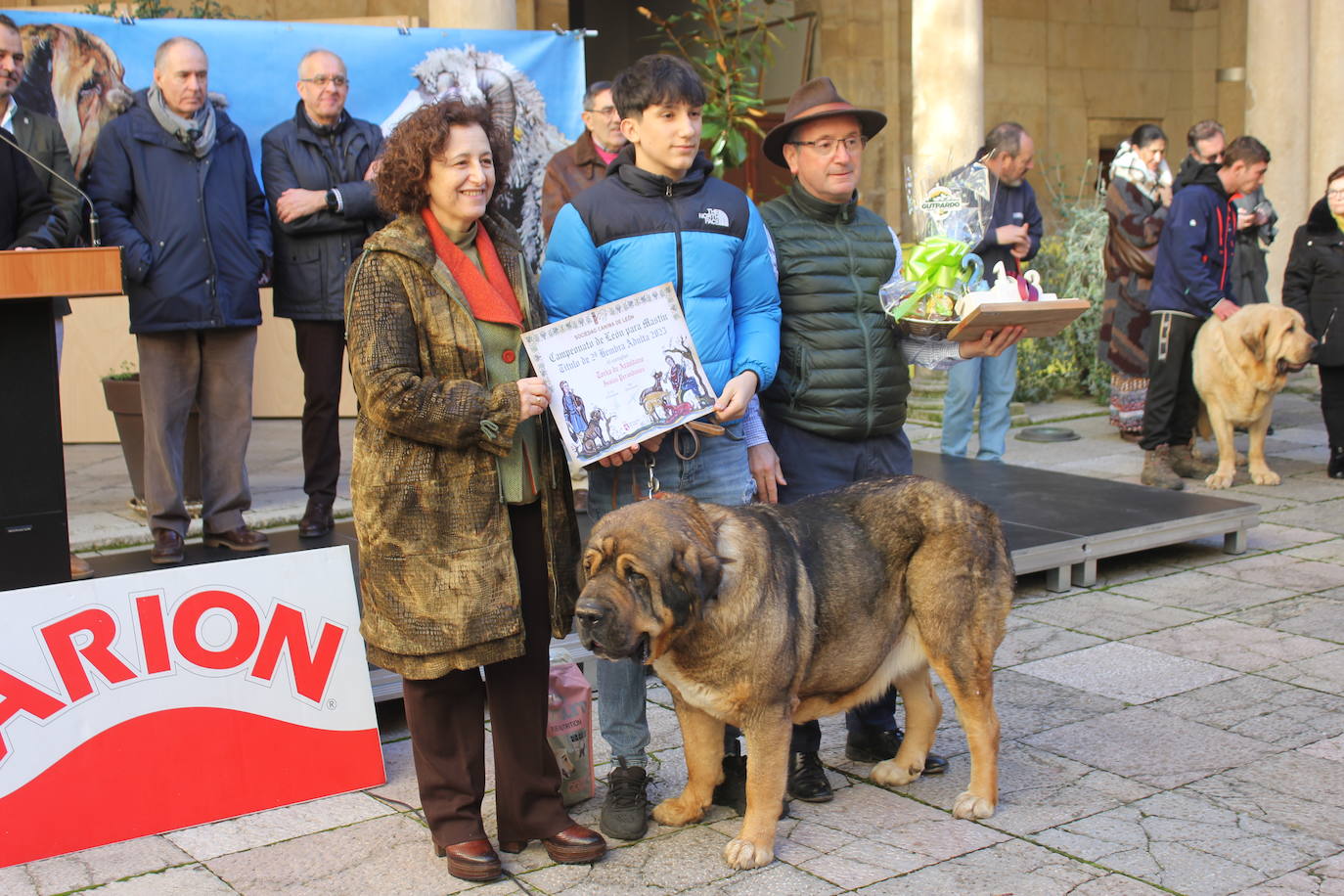 Premiados en el certamen con uno de los ejemplares.