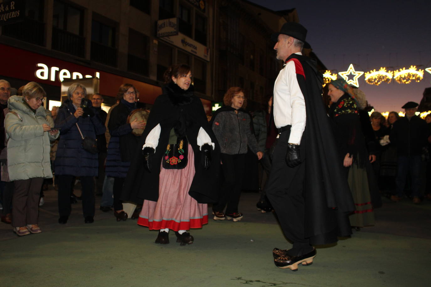 Bailes tradicionales sobre madreñas en el centro de León.