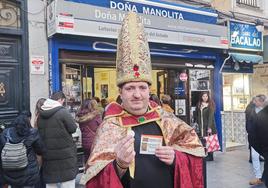 El obispo leonés de la lotería, Juan López, bendice los décimos a las puertas de doña Manolita.