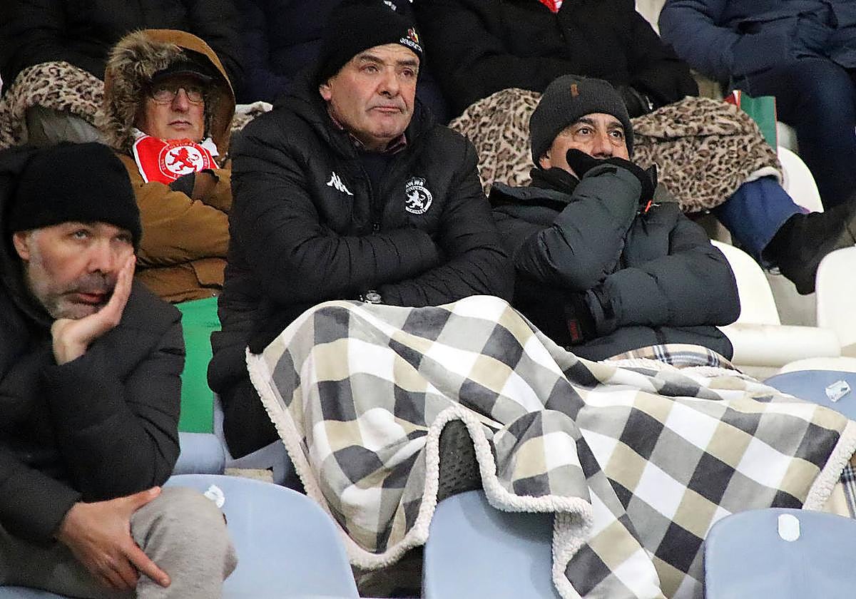 Varios aficionados en la grada del Reino de León este domingo tapados con mantas.