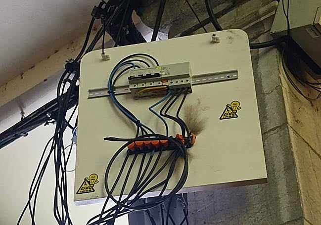 Imagen del cuadro eléctrico que ha estallado en la tarde del lunes dejando a oscuras el mercadillo.