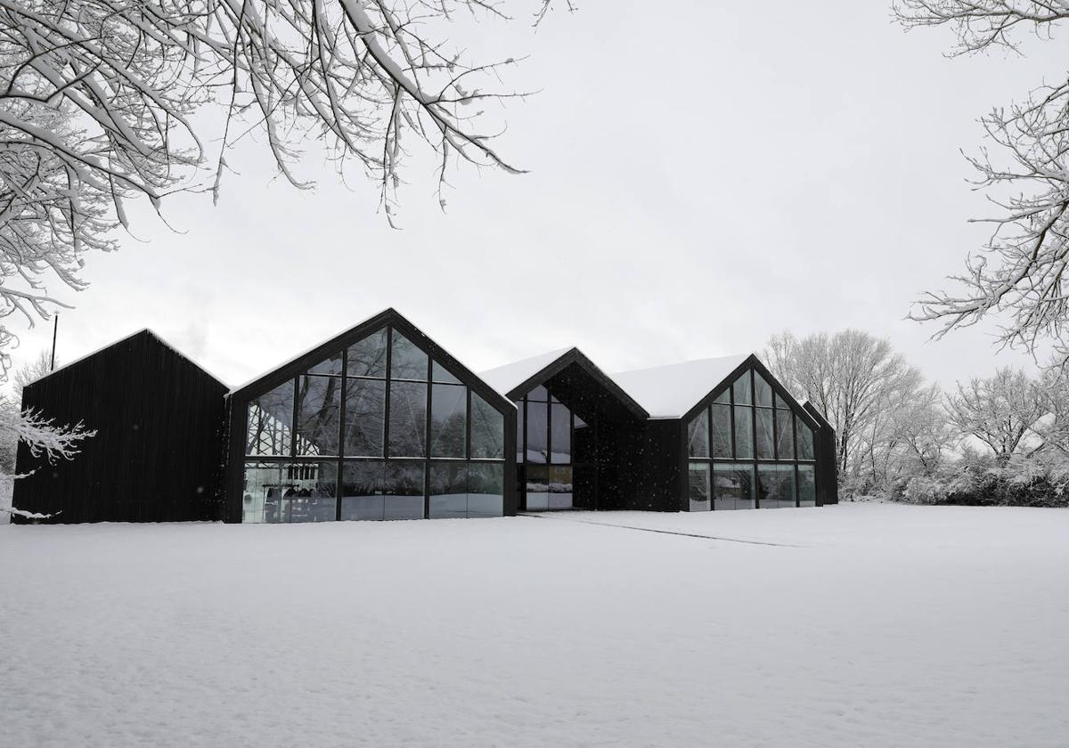 Fundación Cerezales cubierta de nieve en invierno.