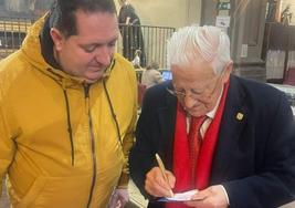 El padre Ángel recibe el décimo del 'obispo de León' en Madrid.