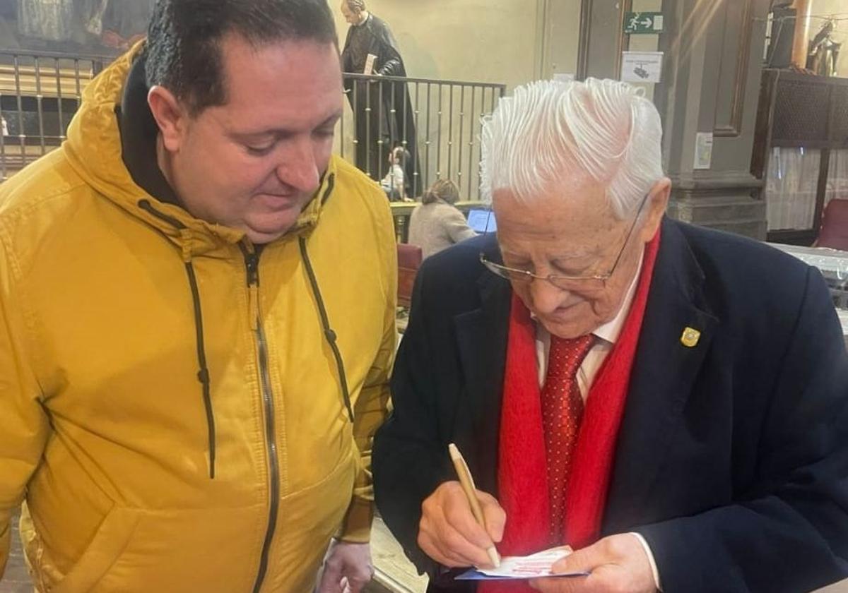 El padre Ángel recibe el décimo del 'obispo de León' en Madrid.