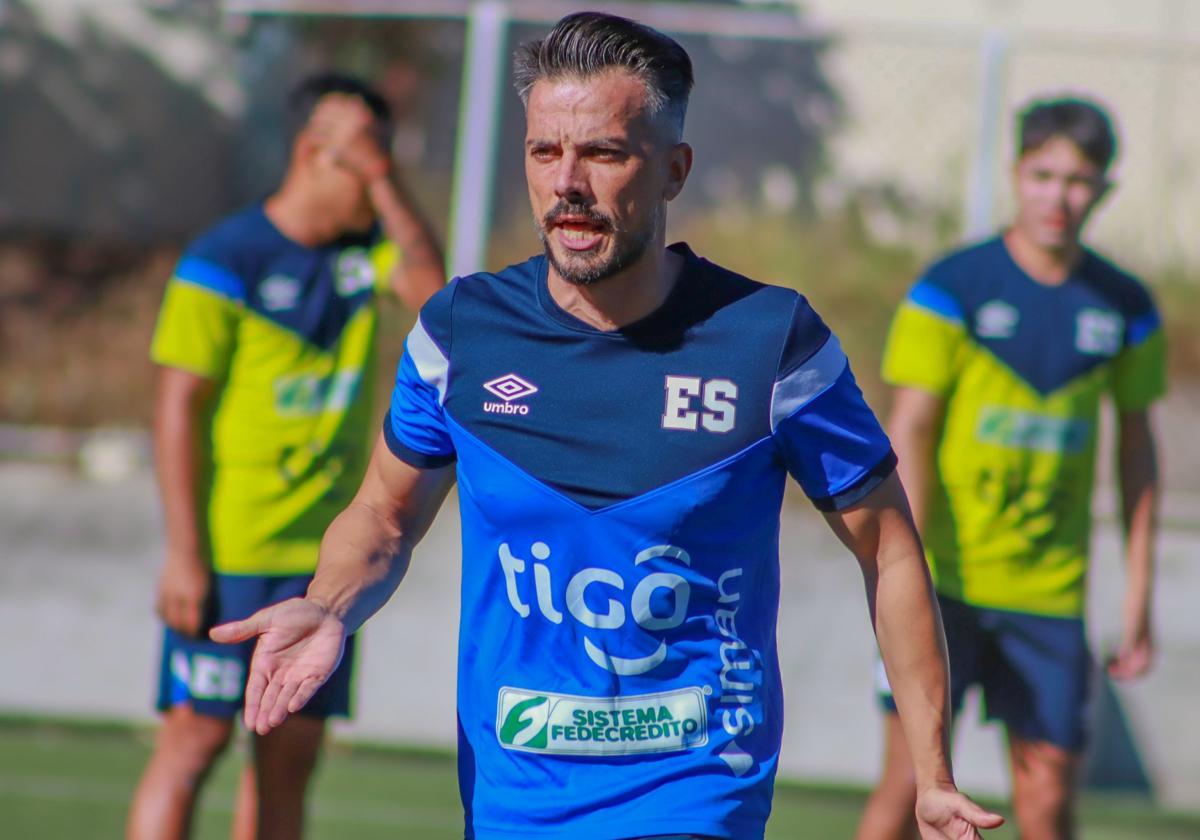 Rubén de la Barrera, en un entrenamiento con El Salvador.