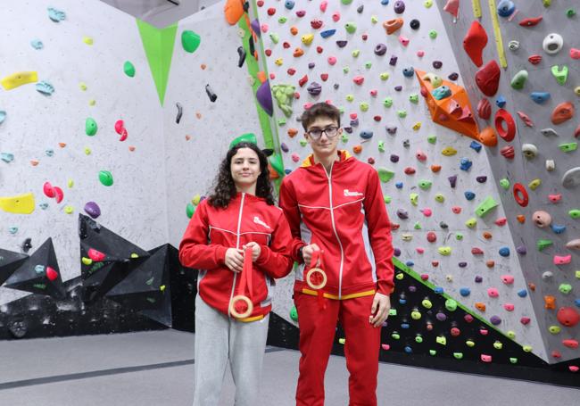 Lucía Sánchez y Lucas Suárez posan con dos de las cinco medallas que atesoran a nivel autonómico en categoría cadete.