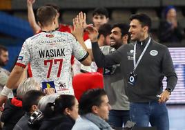 Wasiak saluda al técnico Raúl García en el partido ante Atlético Valladolid.