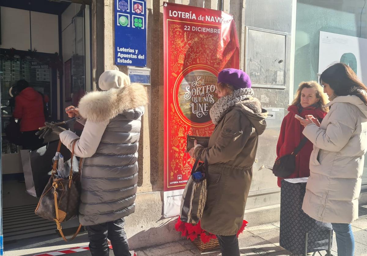 Colas a la puerta de la administración de lotería para coger un décimo de última hora.