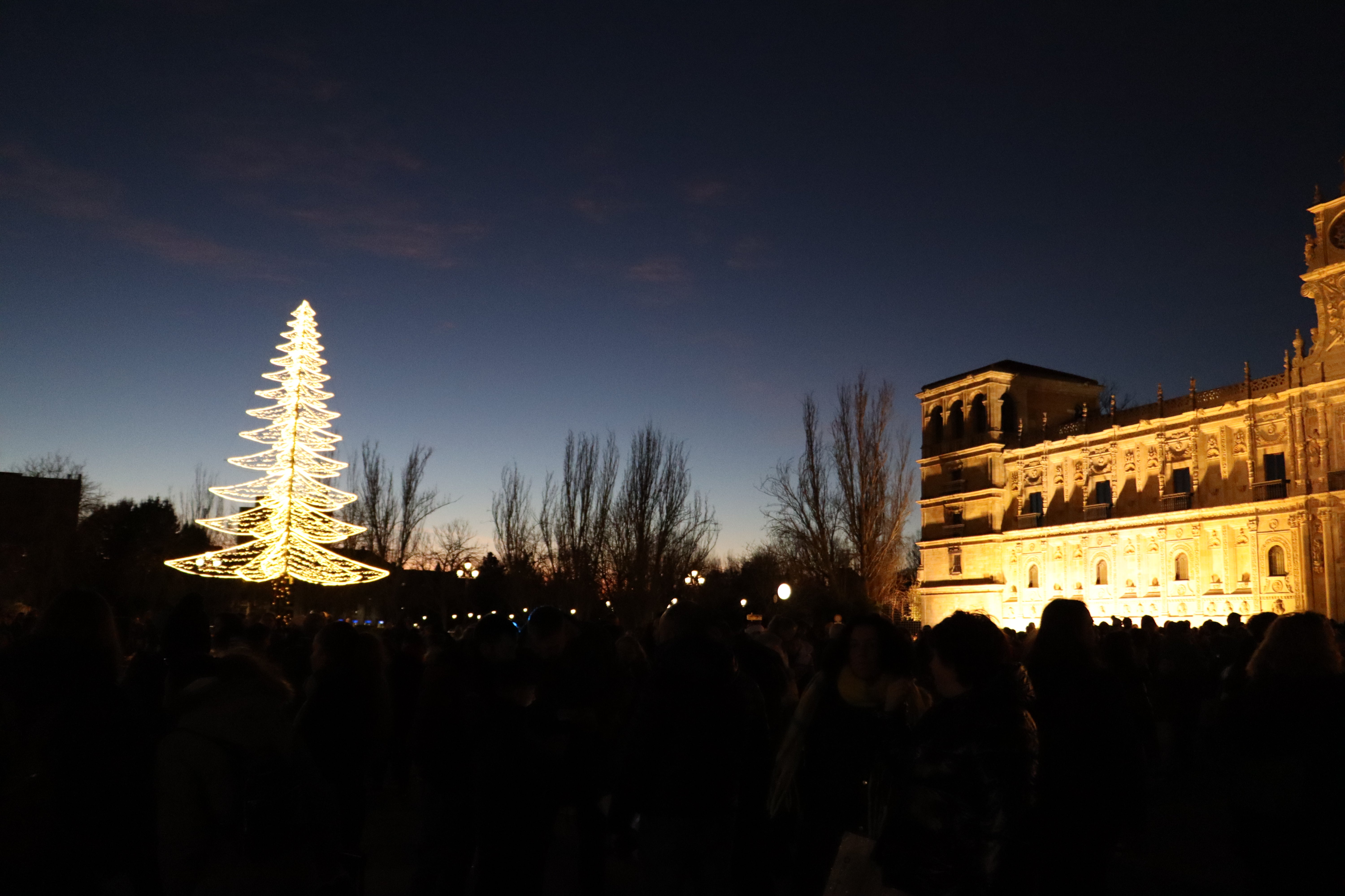 Mil farolillos iluminan el cielo de León