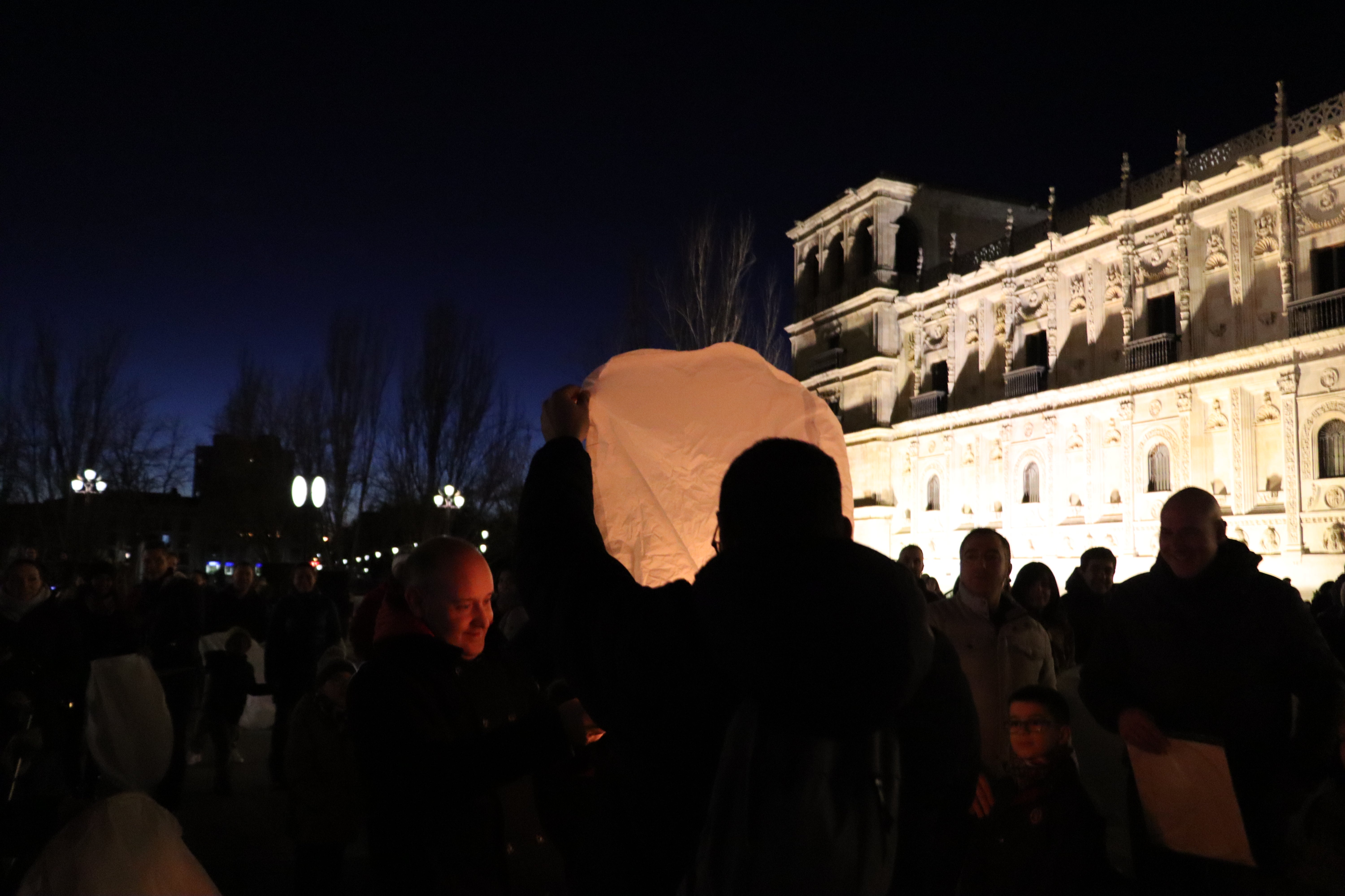 Mil farolillos iluminan el cielo de León