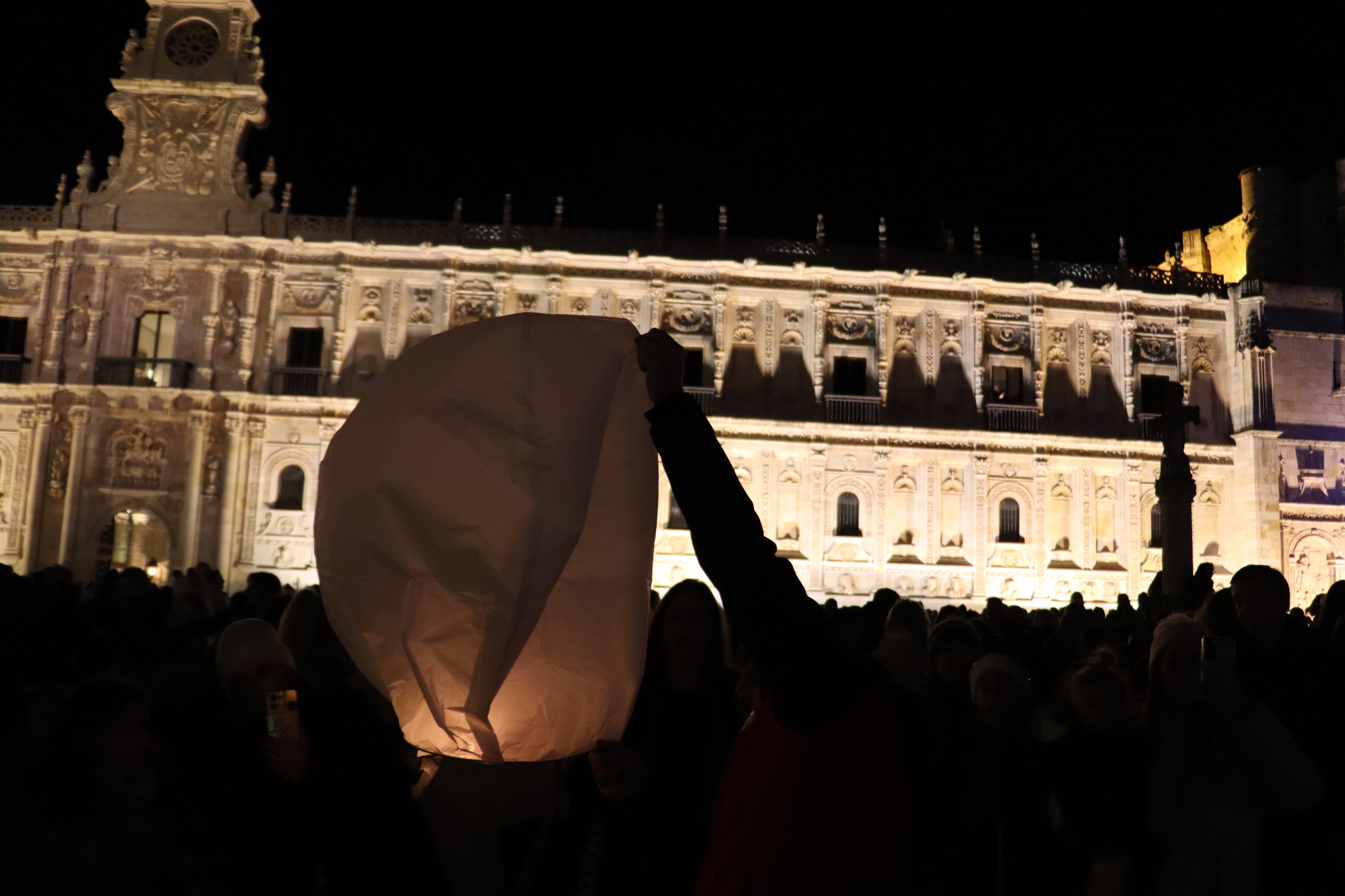 Mil farolillos iluminan el cielo de León