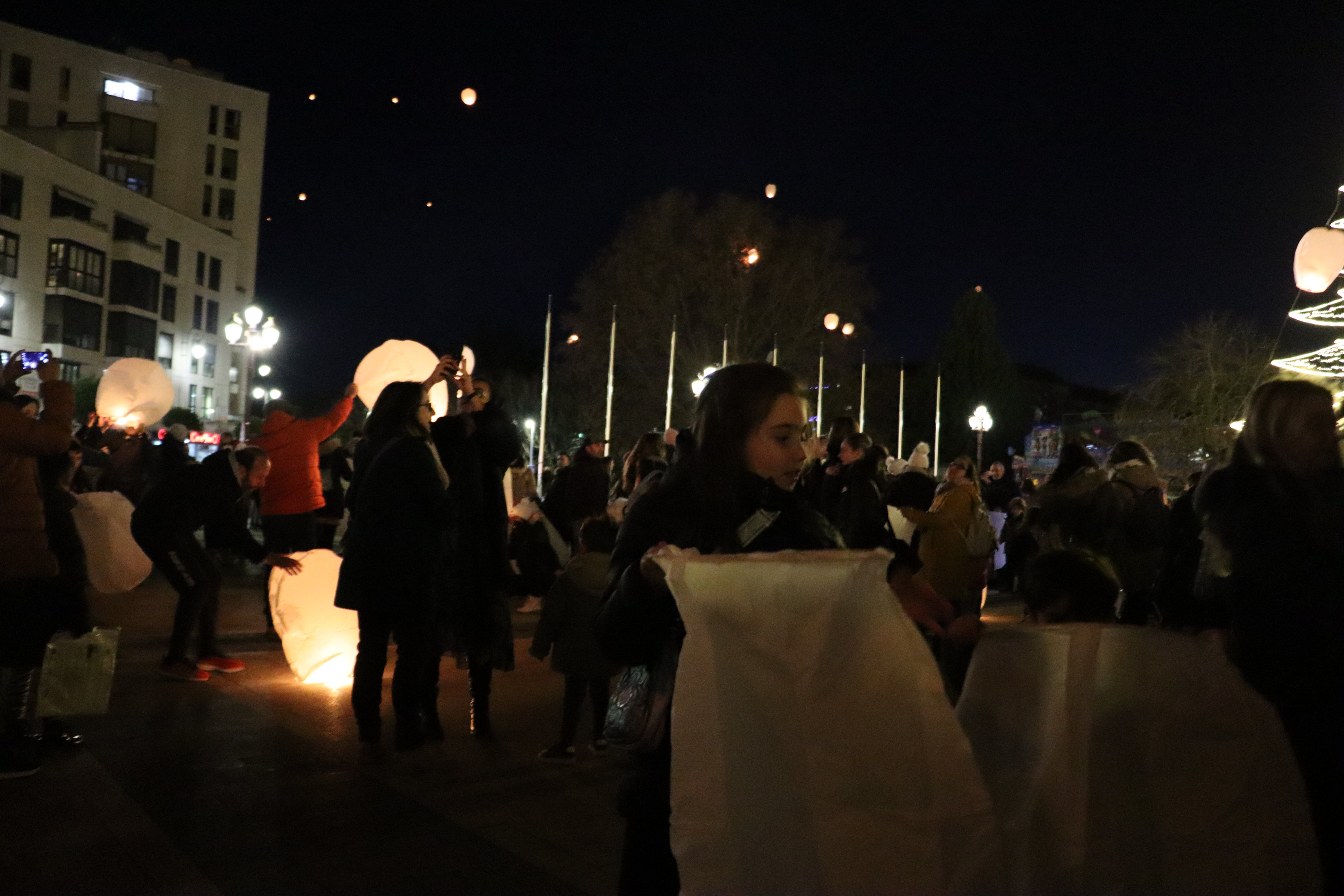 Mil farolillos iluminan el cielo de León