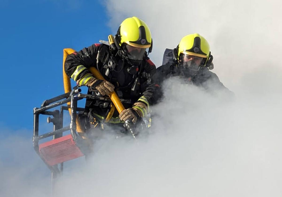 Los Bomberos de León durante la extinción del fuego.