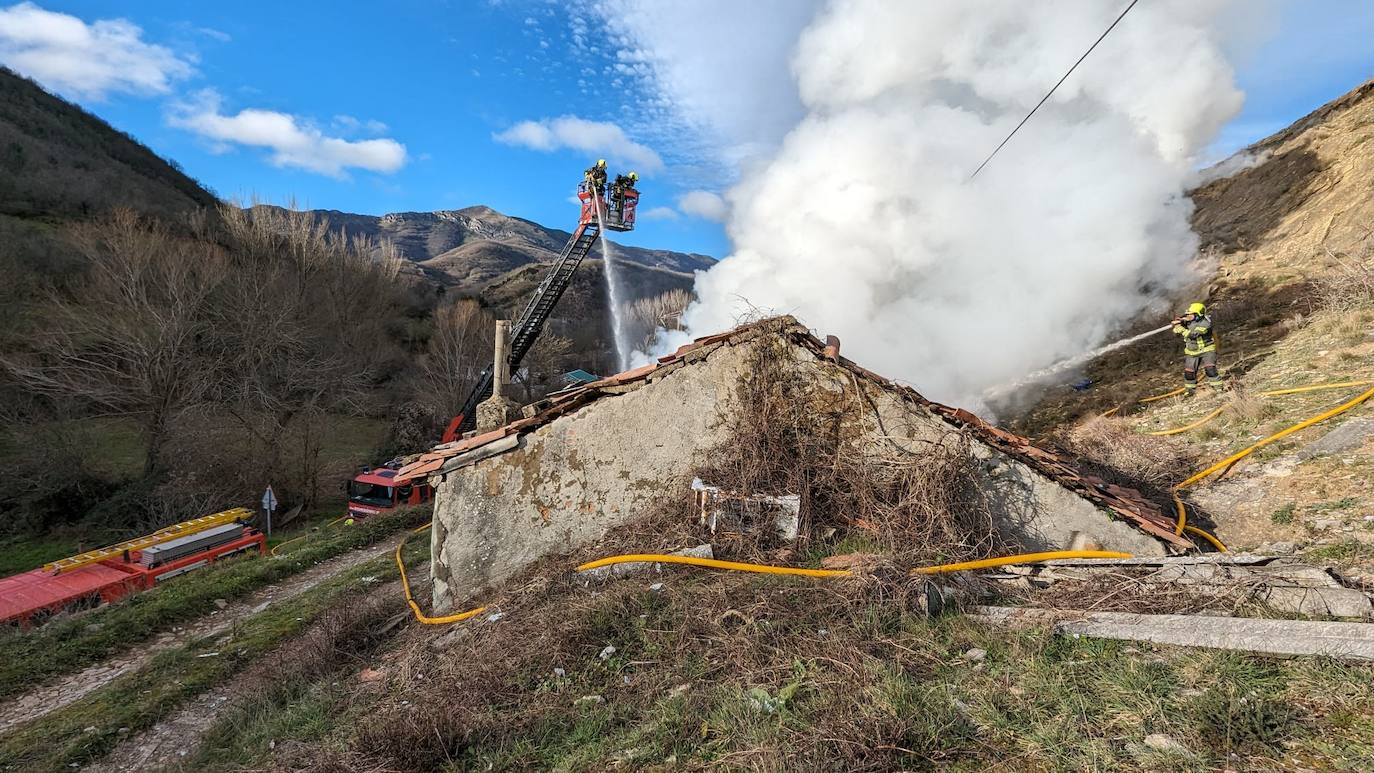Incendio en una casa de Huergas de Gordón