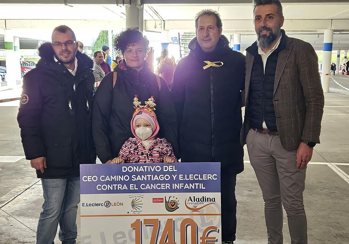 Emilio Seijas (derecha) y Álvaro Santos entregan el cheque con la donación a Naya, alumna del colegio.