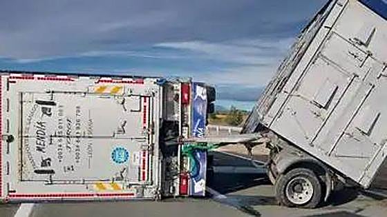 Restablecida la circulación en la AP-66 tras el vuelco de un camión con ganado