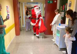 Papá Noel por los pasillos del Hospital de León.