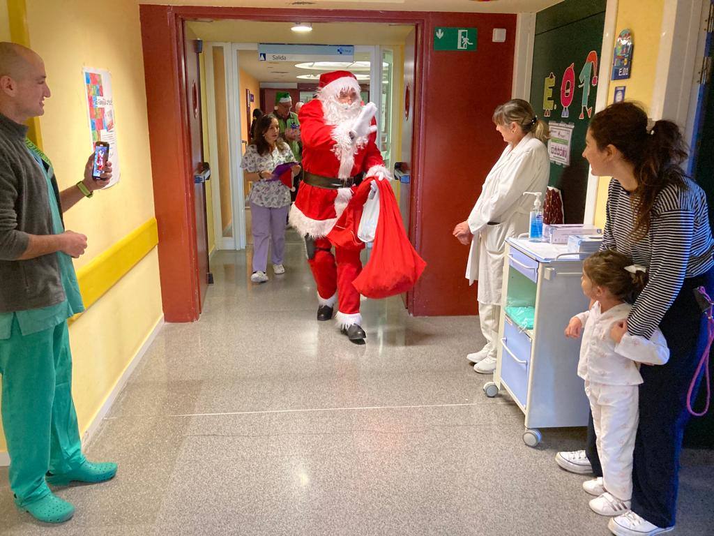 Papá Noel visita el Hospital de León