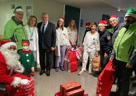 Papá Noel visita el Hospital de León