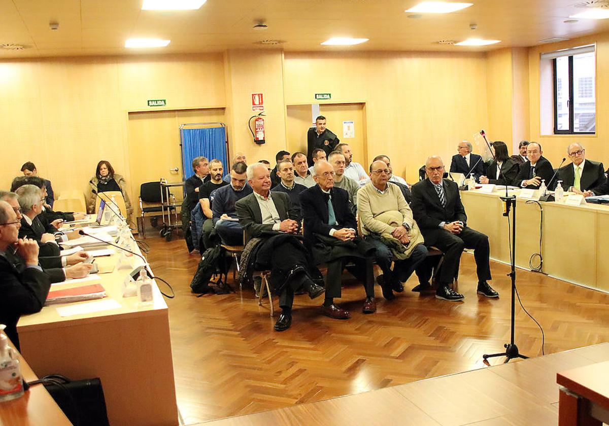 Los acusados por el juicio de la Hullera Vasco Leonesa, en el banquillo.