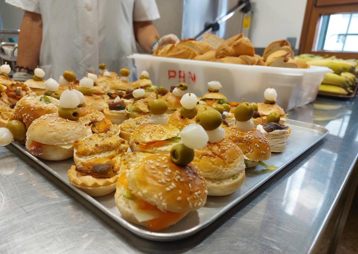 Imagen secundaria 1 - Compartir la Navidad en el comedor social