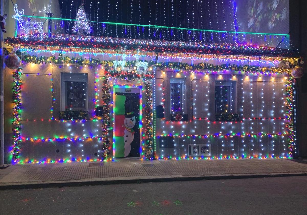 La casa del leonés Miguel Santiago ya es una de las atracciones de la Navidad.