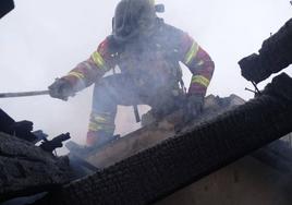 Un bombero durante la intervención.