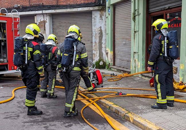 Bomberos de León participando en labores de ventilación.