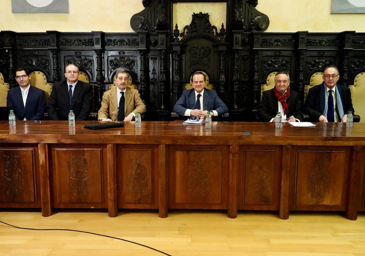 El presidente del Consejo de Cuentas de Castilla y León, Mario Amilivia, preside una reunión de su pleno en el Ayuntamiento de Astorga.