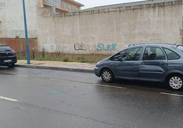 Lugar donde ha tenido lugar el accidente y daños en uno de los vehículos.