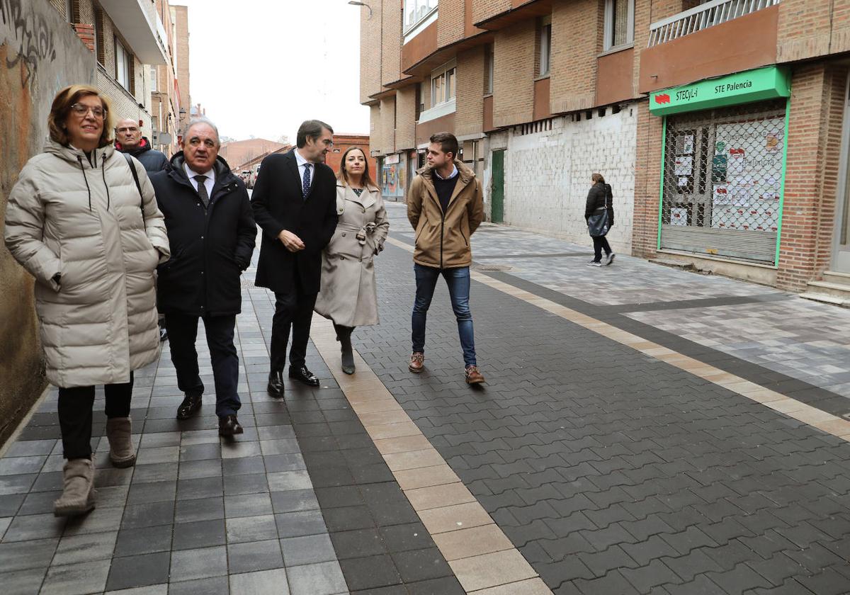 El consejero de Medio Ambiente, Vivienda y Ordenación del Territorio, Juan Carlos Suárez-Quiñones, junto a la alcaldesa de Palencia, Miriam Andrés; y el concejal de Urbanismo, Álvaro Bilbao, entre otros, visitan las obras realizadas en la calle Mayor Antigua de la capital.