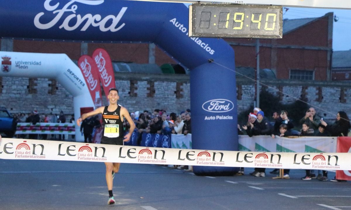 Entrada en meta del ganador de la categoría masculina, Daniel Alonso