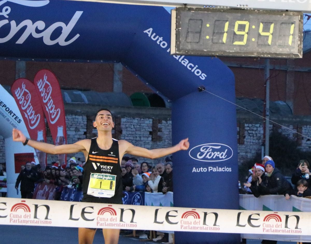 Entrada en meta del ganador de la categoría masculina, Daniel Alonso