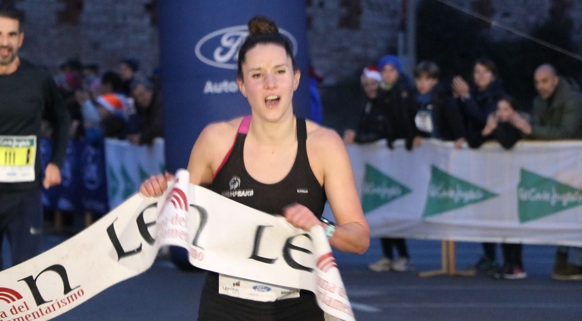 Entrada en meta de la ganadora de la categoría femenina, Celia Lorenzo.