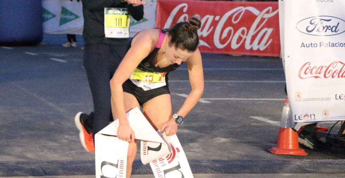 Entrada en meta de la ganadora de la categoría femenina, Celia Lorenzo.